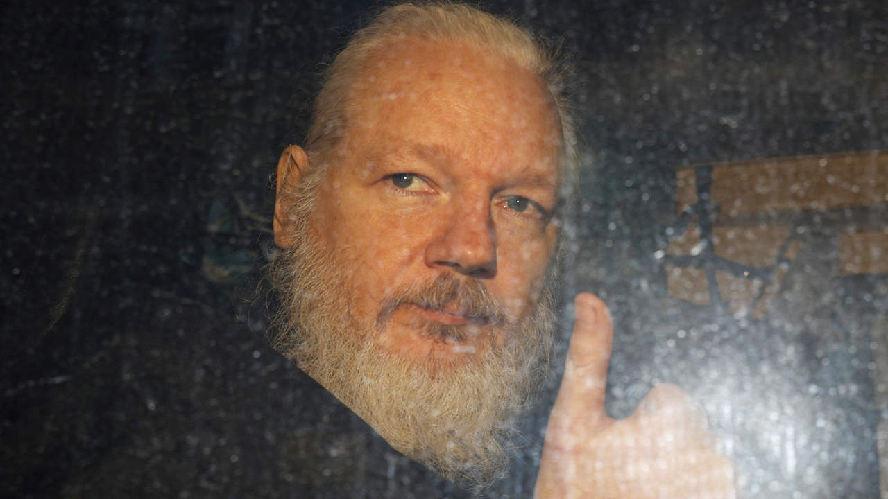 444 Julian Assange Gtres2