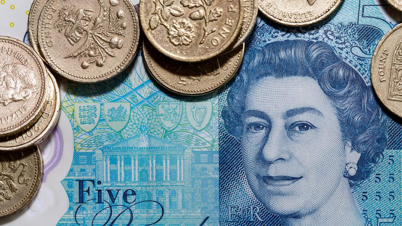 Estate nel Regno Unito? Impara a riconoscere le nuove banconote della sterlina britannica 