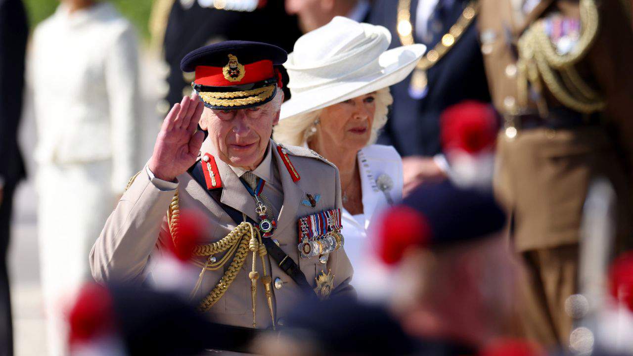 Re Carlo III in occasione dell'80° anniversario del D-Day in Francia.