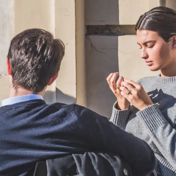 Cosa significano "ghosting", "gaslighting" o "love bombing"? I nuovi termini in inglese per parlare di relazioni.