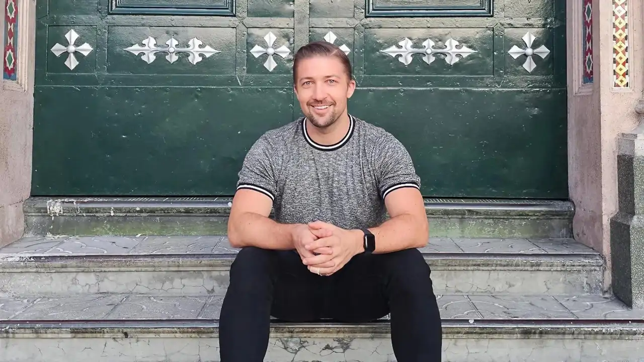 Connor Murphy, professore d'inglese: “Non importa quanto sia avanzato il tuo livello di inglese, se non impari a usare correttamente infinito e gerundio sembrerai sempre poco naturale” 