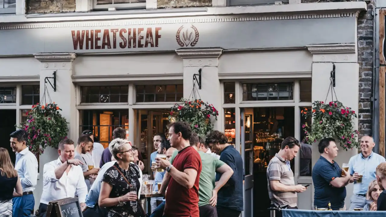 Non dire “one beer”! Ecco come puoi ordinare una birra in un pub inglese e il vocabolario di cui hai bisogno.