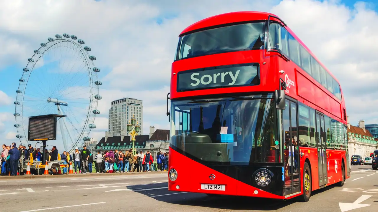 Perché gli inglesi dicono così spesso "sorry"?