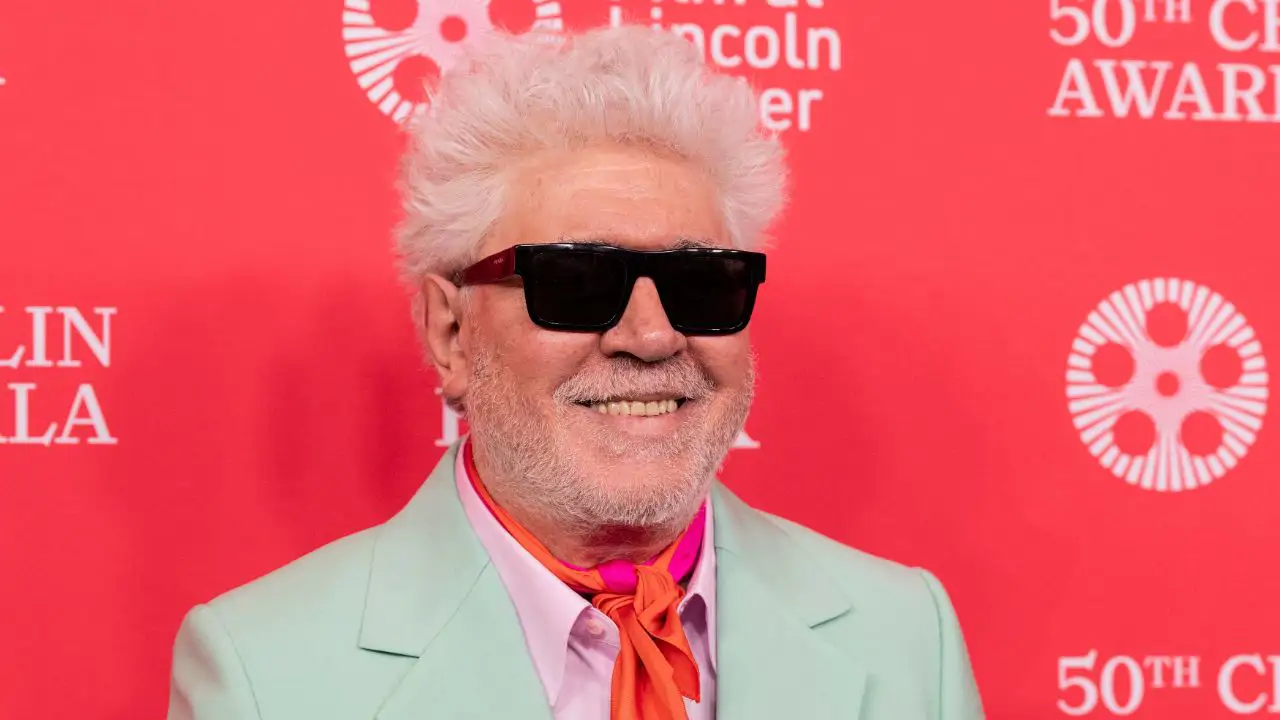 Pedro Almodóvar, 75 anni: “Il mio inglese è molto scarso, come puoi vedere. Ma ho scoperto che riuscivo a capire gli attori, e anche gli attori capivano me.”